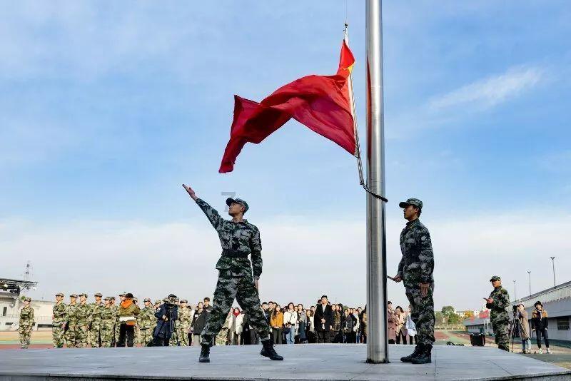 路遇摔倒市民,城管暖心相助
